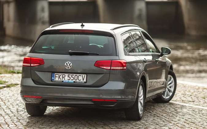 Volkswagen Passat cena 53000 przebieg: 239000, rok produkcji 2016 z Sieniawa małe 704